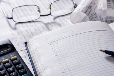 defter kalem gözlük denetler