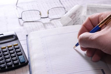 defter kalem gözlük denetler