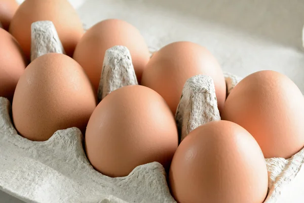 Varios huevos de pollo en una caja de cartón —  Fotos de Stock