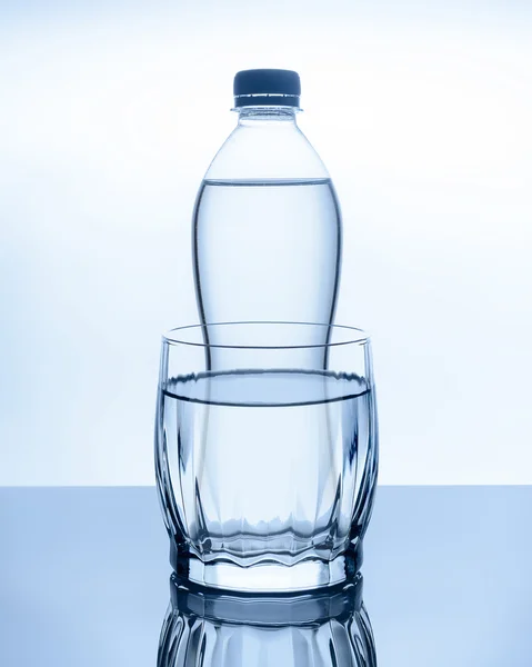 Flasche Wasser ist — Stockfoto