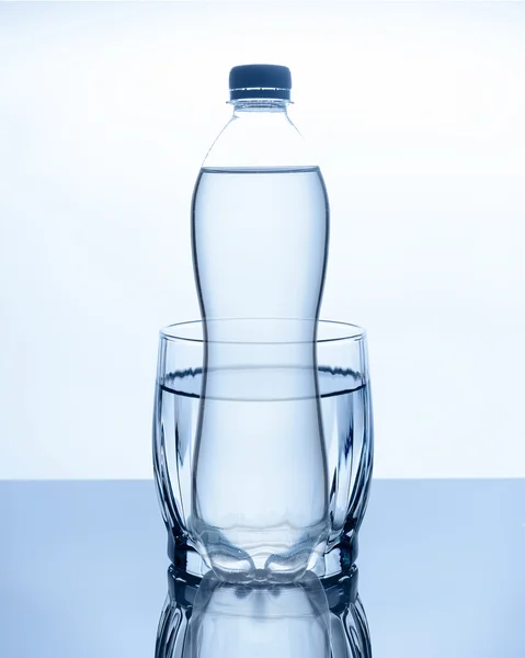 Flasche Wasser ist — Stockfoto