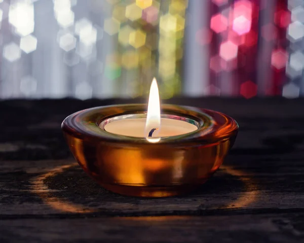 Eine brennende Kerze in einem Kerzenständer — Stockfoto