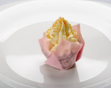 Pasta krema ile kristallerle serpilir