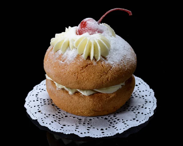 Torta con panna e ciliegia — Foto Stock