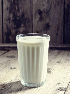 güneş ışığı ile bir bardak sütte