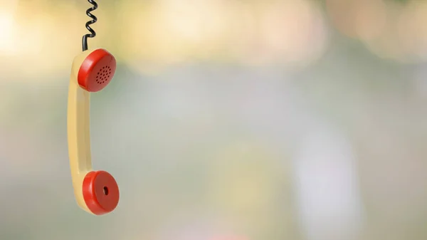Retro Telefonschlauch Auf Einem Draht — Stockfoto