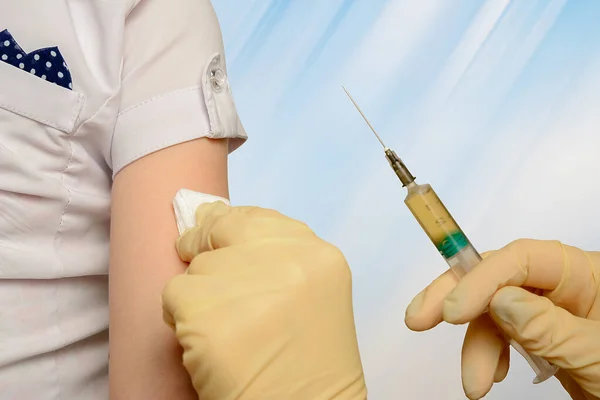 Criança Vacinada Com Uma Seringa — Fotografia de Stock