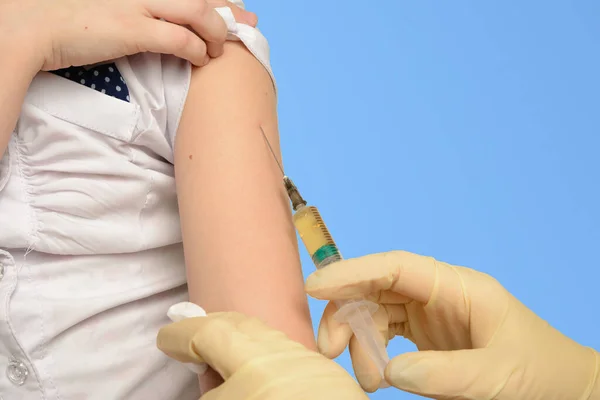 Niño Está Vacunado Con Una Jeringa —  Fotos de Stock