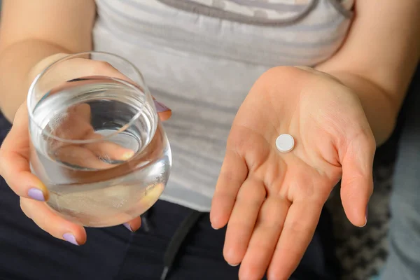 Tabletas Médicas Colocan Palma Mano Vaso Agua Está Mano Para Imágenes de stock libres de derechos