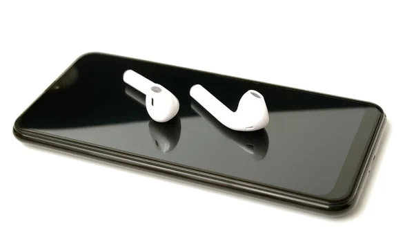 Auriculares Inalámbricos Blancos Encuentran Teléfono Inteligente Imagen de stock