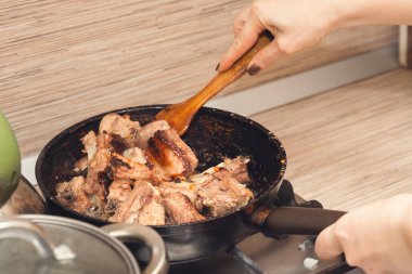 Kızartma tavasında et pişirmek