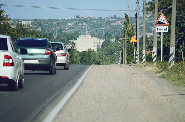 Auto Sulla Strada All Ingresso Della Città — Foto Stock