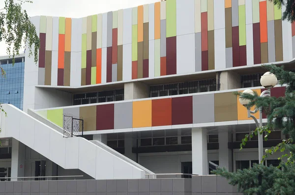 Modern bir hastane binasının mimarisi