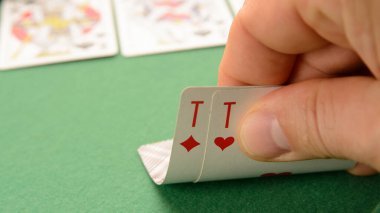 Oyuncu oyun kartlarını görmek için kaldırır