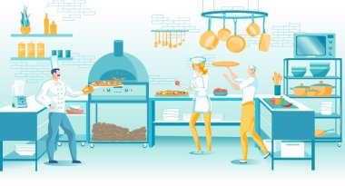 Profesyonel Pizzacı Mutfakta Pizza Yapıyor