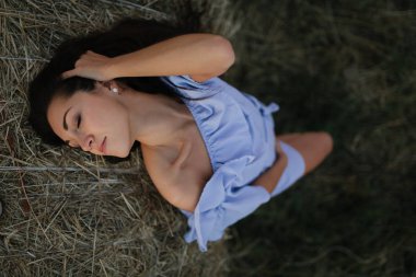 Gündoğumu sahada genç kadın