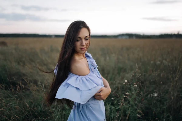 Gündoğumu sahada genç kadın