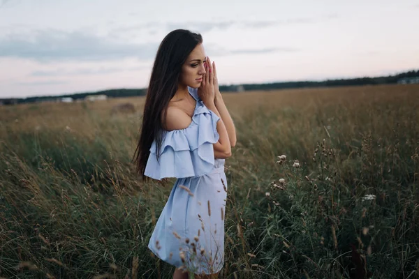 Gündoğumu sahada genç kadın