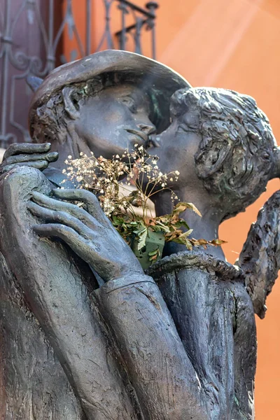 Estatua de dos amantes mientras se besan —  Fotos de Stock