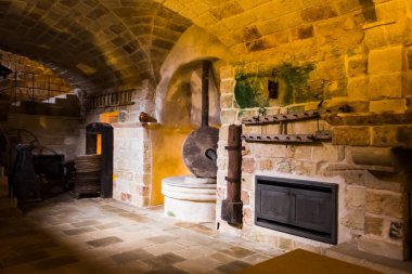 Zeytinlerin yağ üretmek için öğütüldüğü eski taş öğütücü.