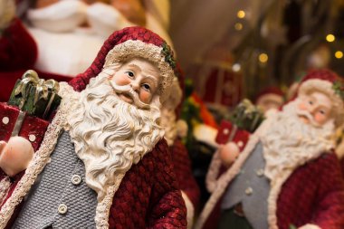 Piyasada sergilenen taştaki Noel Baba