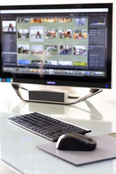 Werkstation bestaande uit computer, toetsenbord, muis en monitor — Stockfoto