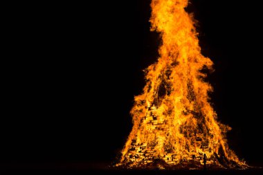 İtalya 'daki geleneksel tezahür festivali için alevler ve ateş yakıldı.