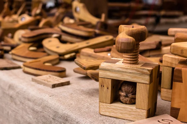 Cascanueces artesanales de madera con nuez exhibidas en un banquete junto a otros utensilios — Foto de Stock