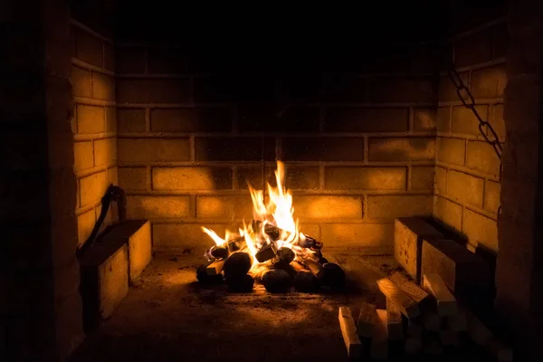 Fa és szén a grillsütőben készen áll, hogy főzzön a sült egy nyári este — Stock Fotó