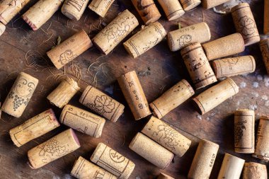 Ahşap bir zemine yerleştirilmiş mantar kullanılmış..