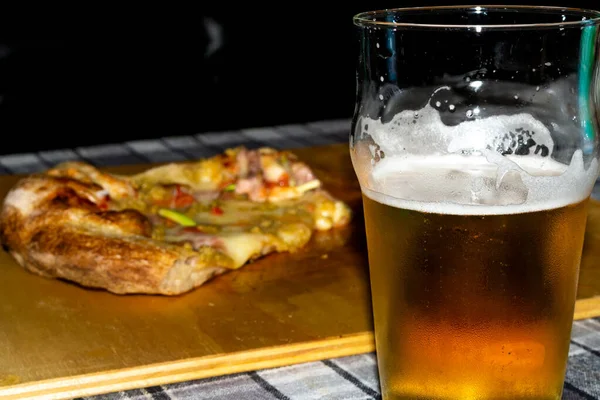 Primer Plano Pizza Rellena Con Mozzarella Tomate Vaso Cerveza — Foto de Stock