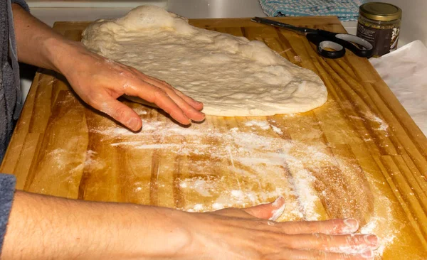 Chef förbereda degen för hemlagad pizza — Stockfoto