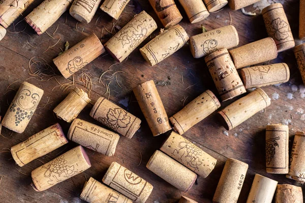 Ahşap bir zemine yerleştirilmiş mantar kullanılmış..