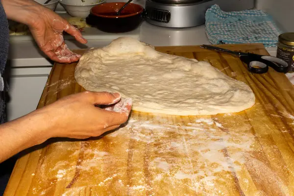 Chef Förbereda Degen För Hemlagad Pizza — Stockfoto