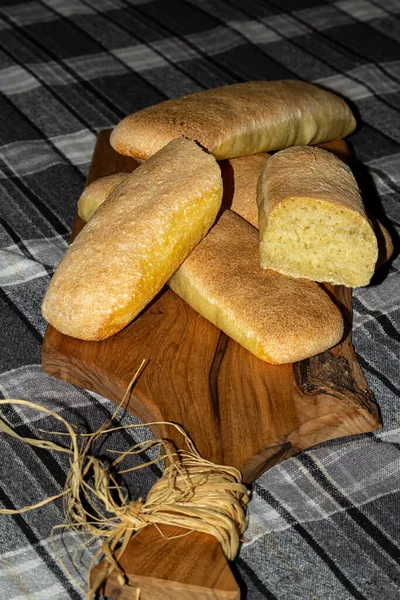在木制切碎板上烤金制面包面包 — 图库照片