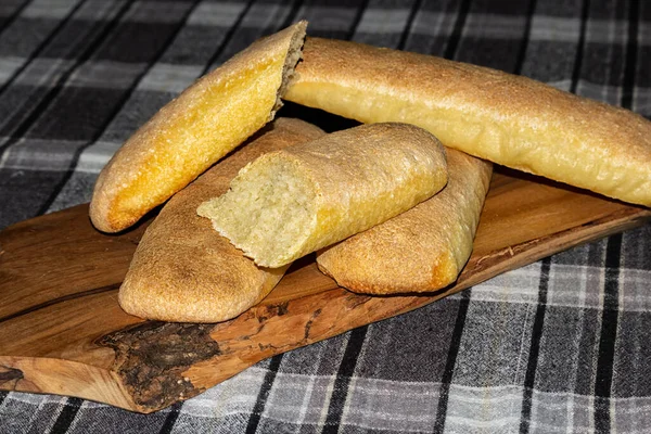 Gebakken Gouden Brood Brood Een Houten Snijplank — Stockfoto