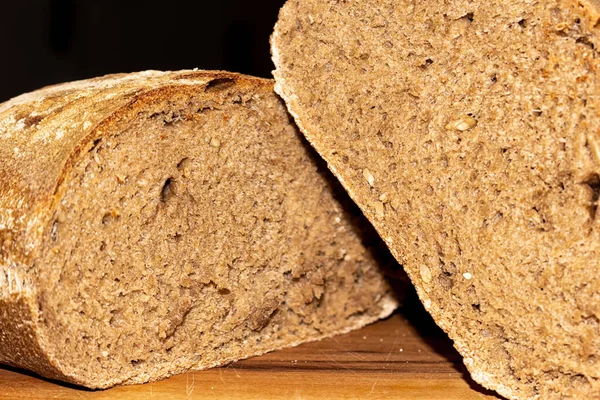 Pane Nero Cereali Disposti Tagliere — Foto Stock