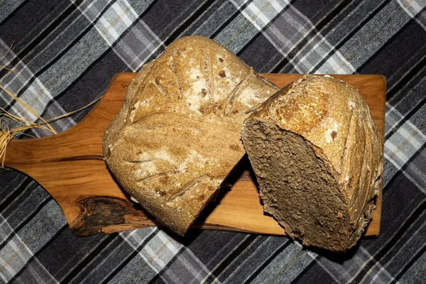 Czarny Chleb Zbożowy Umieszczony Desce Krojenia — Zdjęcie stockowe