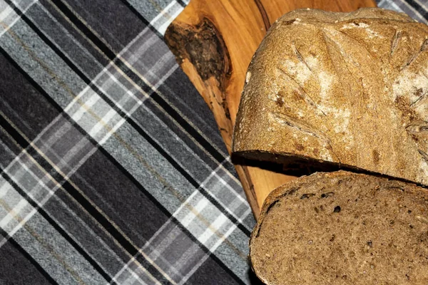 切菜板上的黑麦片面包 — 图库照片