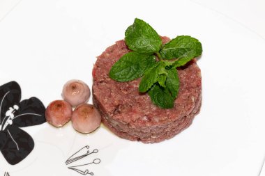 Lezzetli soğanlı ve nane yapraklı taze etli tartar..