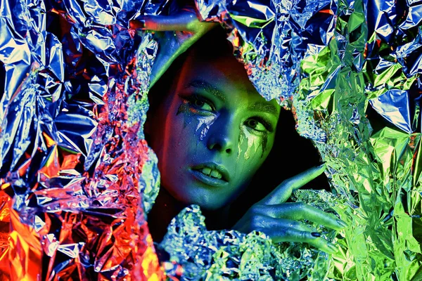 Barva vysoce módní žena neonová světla. Duhový make-up, portrét dívky izolované na barevném pozadí. Barevné barevné schéma zblízka — Stock fotografie