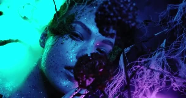 Club Party nattliv. Vacker Sexig ung glamorösa kvinnan avslappnande i Chill-out i nattklubb och röka vattenpipa och andas ut röken. Kylning. Sensuell tjej i baren. Disco neon upplyst — Stockvideo