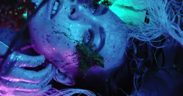 Belle et sexy fille démon réside dans la fumée magique, il y a une lueur autour de la flore de conte de fées. Gros plan en qualité 4k. Couleurs vives et saturées 