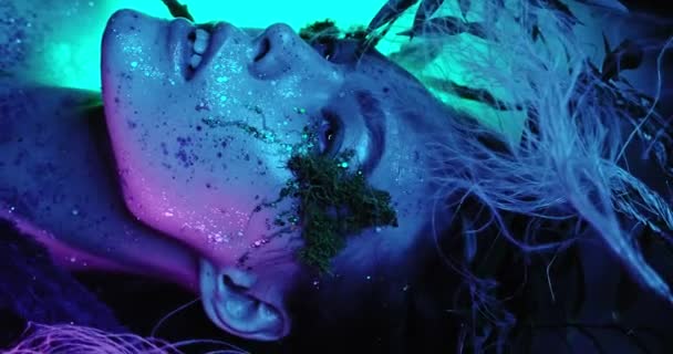 Zeitlupe: Modelmama in Neonlicht, fluoreszierendes Make-up. Kunstdesign einer weiblichen Disco-Tänzerin in UV-Licht, ultraviolett buntes Make-up. Nachtclub, Party, psychedelische Konzepte. — Stockvideo