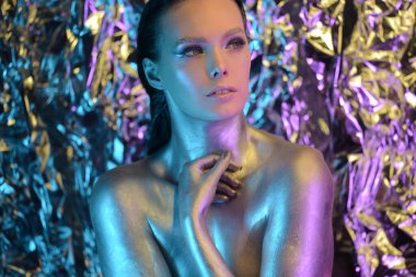 Siyah arka planda güzel bir kadının yüzünde ışıltılı bir makyaj. Yaratıcı Çağdaş Tasarım