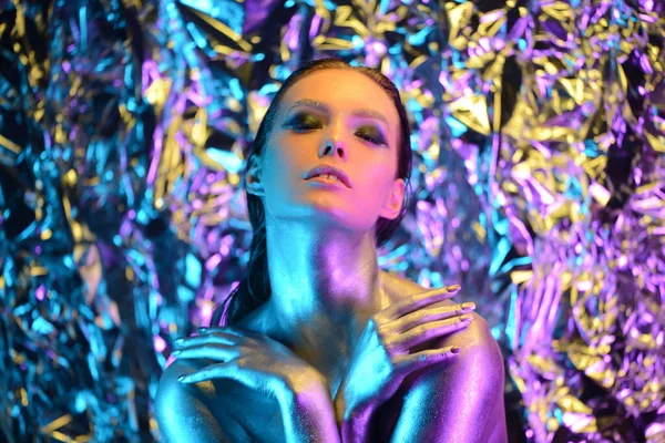High Fashion Model Mädchen Bunten Hellen Neonuv Lichtern Posiert Studio — Stockfoto