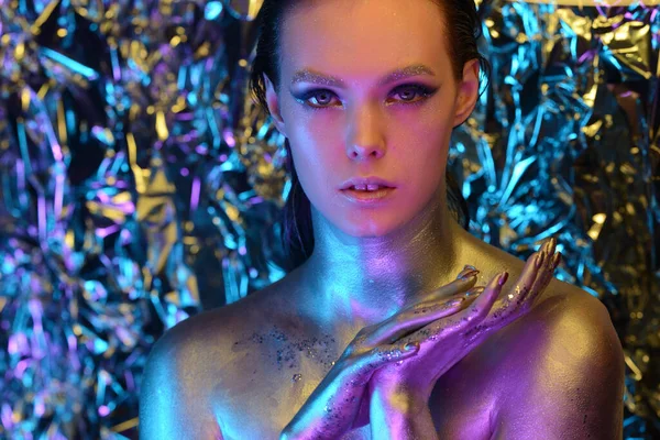 High Fashion Model Meisje Kleurrijke Heldere Neon Lichten Poseren Studio — Stockfoto