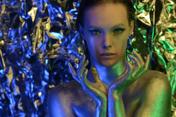 High Fashion Model Metallic Zilveren Lippen Vrouw Kleurrijke Heldere Neon — Stockfoto