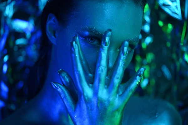 Chica Modelo Alta Moda Coloridas Luces Ultravioletas Neón Brillantes Posando —  Fotos de Stock