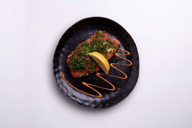 Kuşkonmaz, bezelye, sarı biber, havuç ve taze soğanlı ızgara somon.